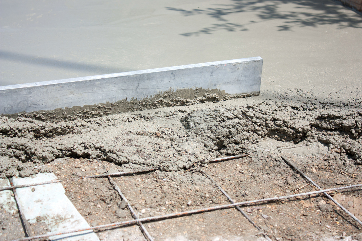 béton et ciment en train d'être posé sur une terrasse